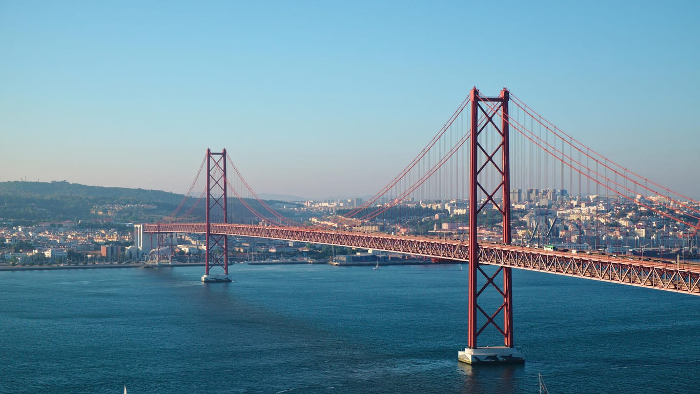 Die Ponte 25 de Abril (Brücke) bei Lissabon (Portugal)