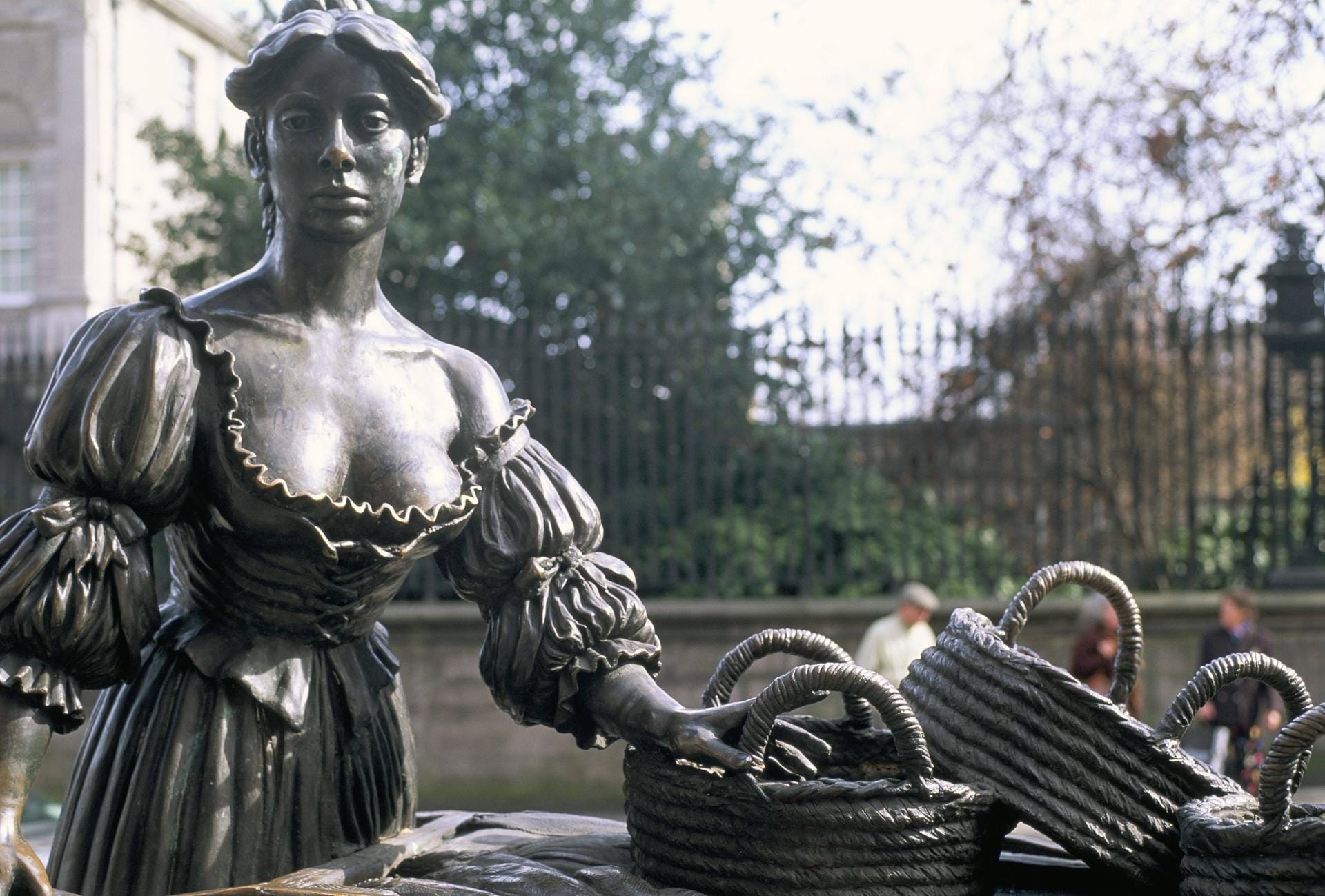 Die Bronzestatue von Molly Malone steht in Dublin.