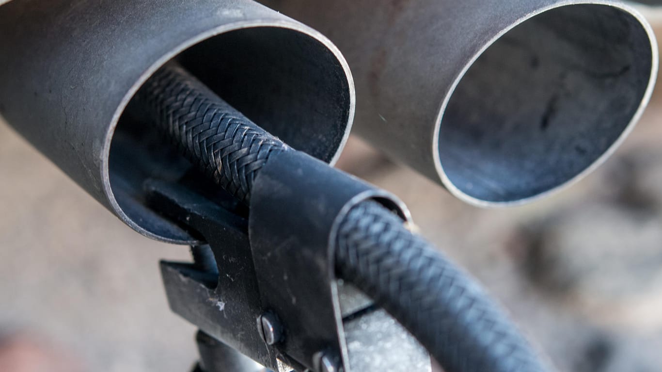 Bei der Abgasuntersuchung von Autos mit Verbrennungsmotoren offenbaren sich deren Auswirkungen auf unsere Luft.