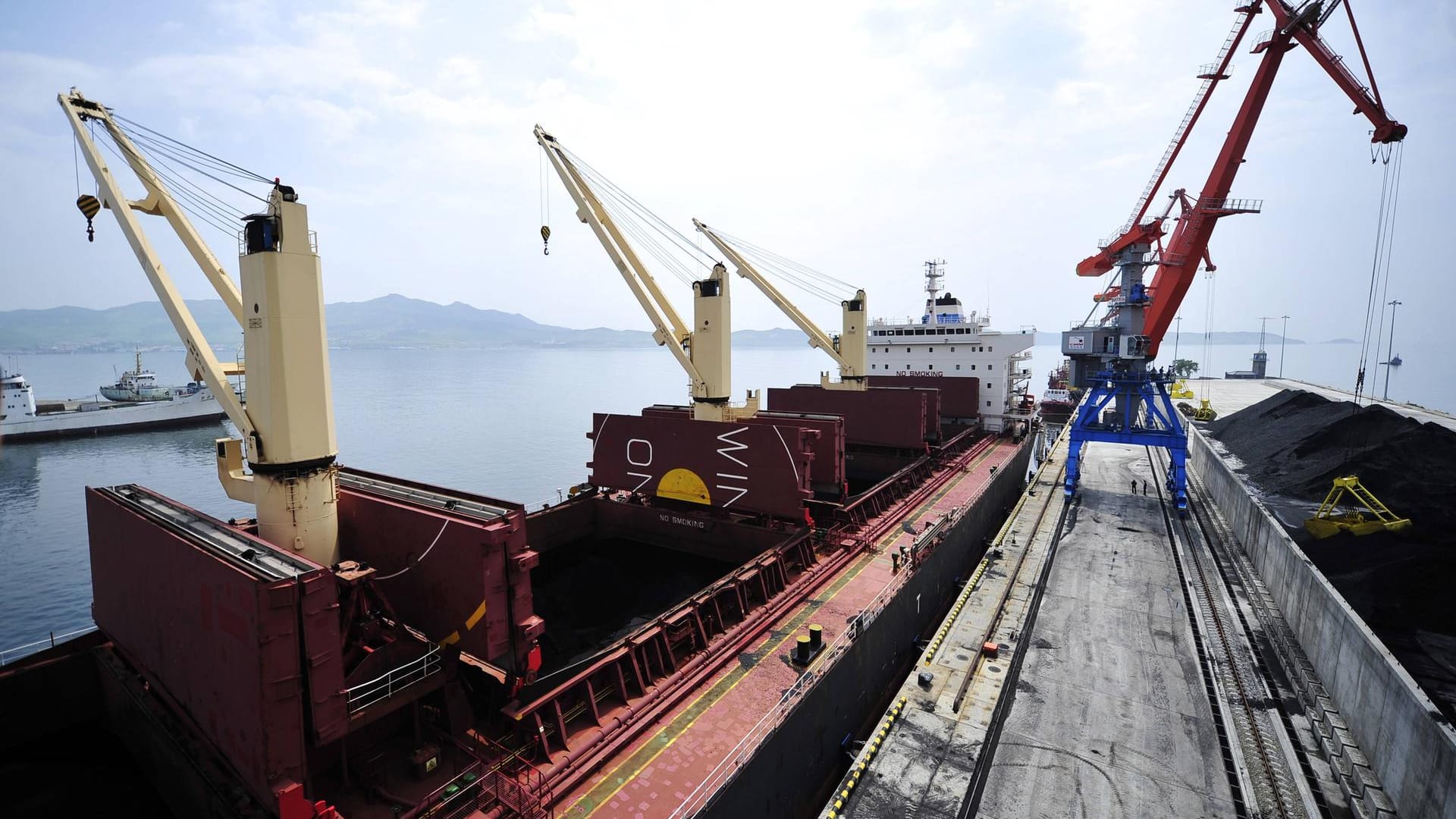 Mit der Umsetzung der UN-Sanktionen würde China vor allem Nordkoreas Einnahmen im Verkauf von Kohle stark reduzieren. Mit der Umsetzung der UN-Sanktionen würde China vor allem Nordkoreas Einnahmen im Verkauf von Kohle stark reduzieren.