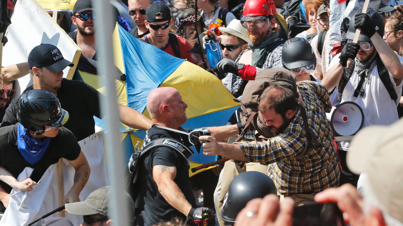 Während der Aufmärsche der nationalistischen Demonstranten in Charlottesville kam es immer wieder zu Auseinandersetzungen mit Gegendemonstranten.