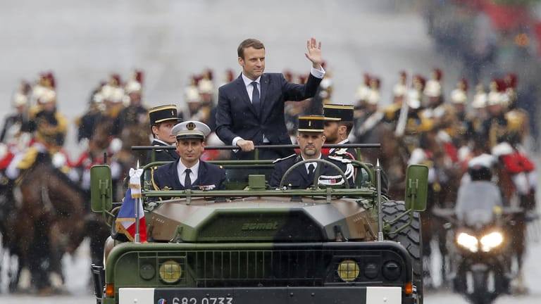 Zu Macrons Amtseinführung wurde er in einem in einem Militärfahrzeug über die Champs-Elysees in Paris gefahren.