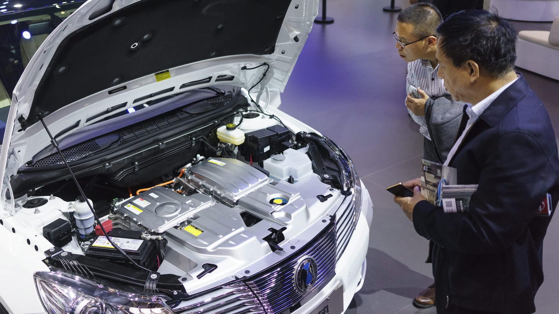 Zwar sind die deutschen Hersteller bereits mit E-Autos in China vertreten, doch deren Nachfrage ist relativ verhalten. Zwar sind die deutschen Hersteller bereits mit E-Autos in China vertreten, doch deren Nachfrage ist relativ verhalten.