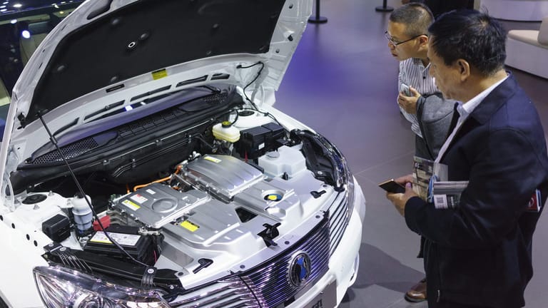 Zwar sind die deutschen Hersteller bereits mit E-Autos in China vertreten, doch deren Nachfrage ist relativ verhalten.