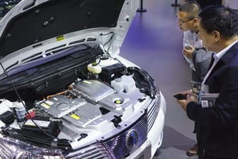 Zwar sind die deutschen Hersteller bereits mit E-Autos in China vertreten, doch deren Nachfrage ist relativ verhalten.