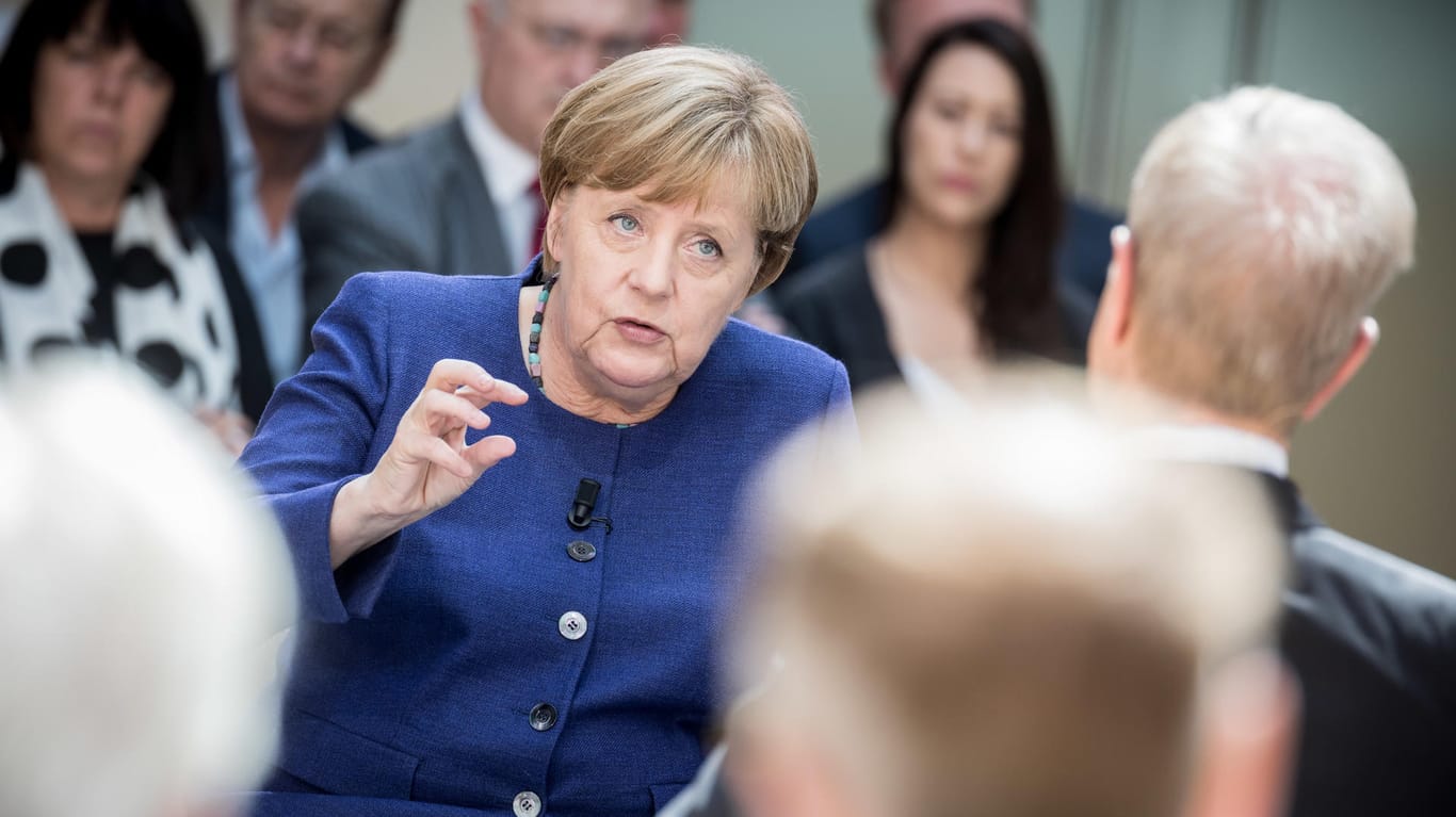 Kanzlerin Angela Merkel (CDU) hält ein Aus für Diesel-Neuzulassungen langfristig für richtig.