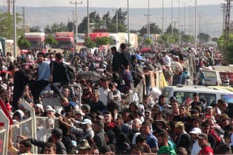 Syrische Flüchtlinge stehen am syrisch-türkischen Grenzübergang in Kilis (Türkei).