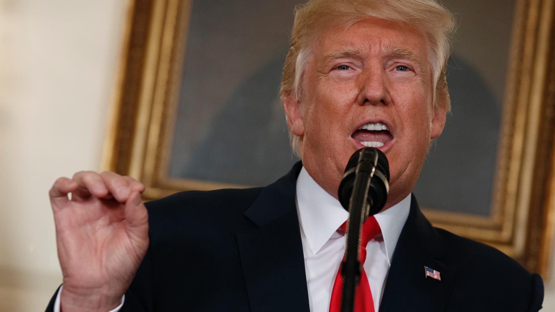 Der amerikanische Präsident Donald Trump verurteilte nun die rassistische Gewalt von Charlottesville vom Wochenende. Der amerikanische Präsident Donald Trump verurteilte nun die rassistische Gewalt von Charlottesville vom Wochenende.