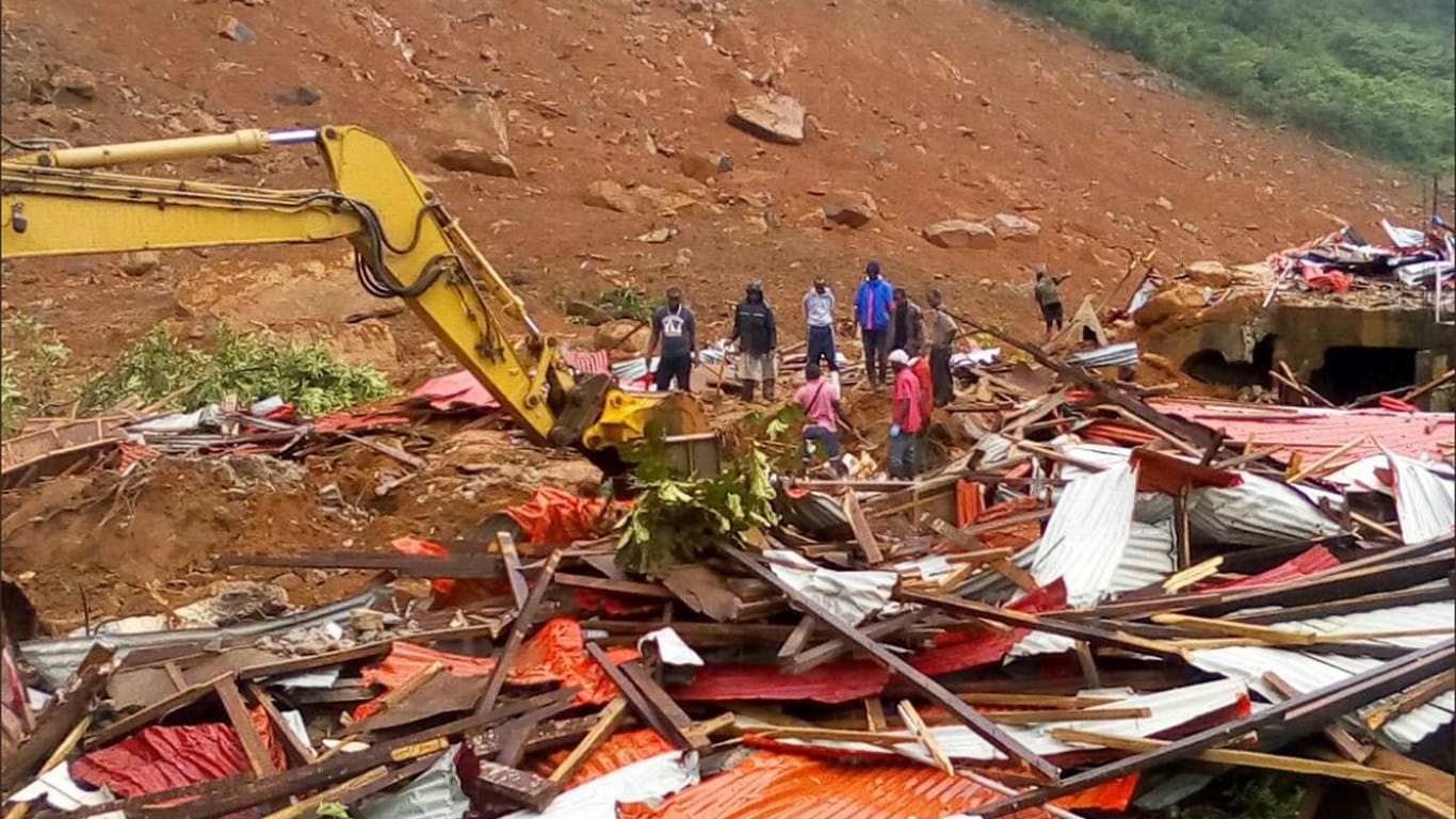 Überschwemmungen haben im westafrikanischen Staat Sierra Leone eine Schlammlawine ausgelöst.