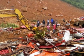 Überschwemmungen haben im westafrikanischen Staat Sierra Leone eine Schlammlawine ausgelöst.