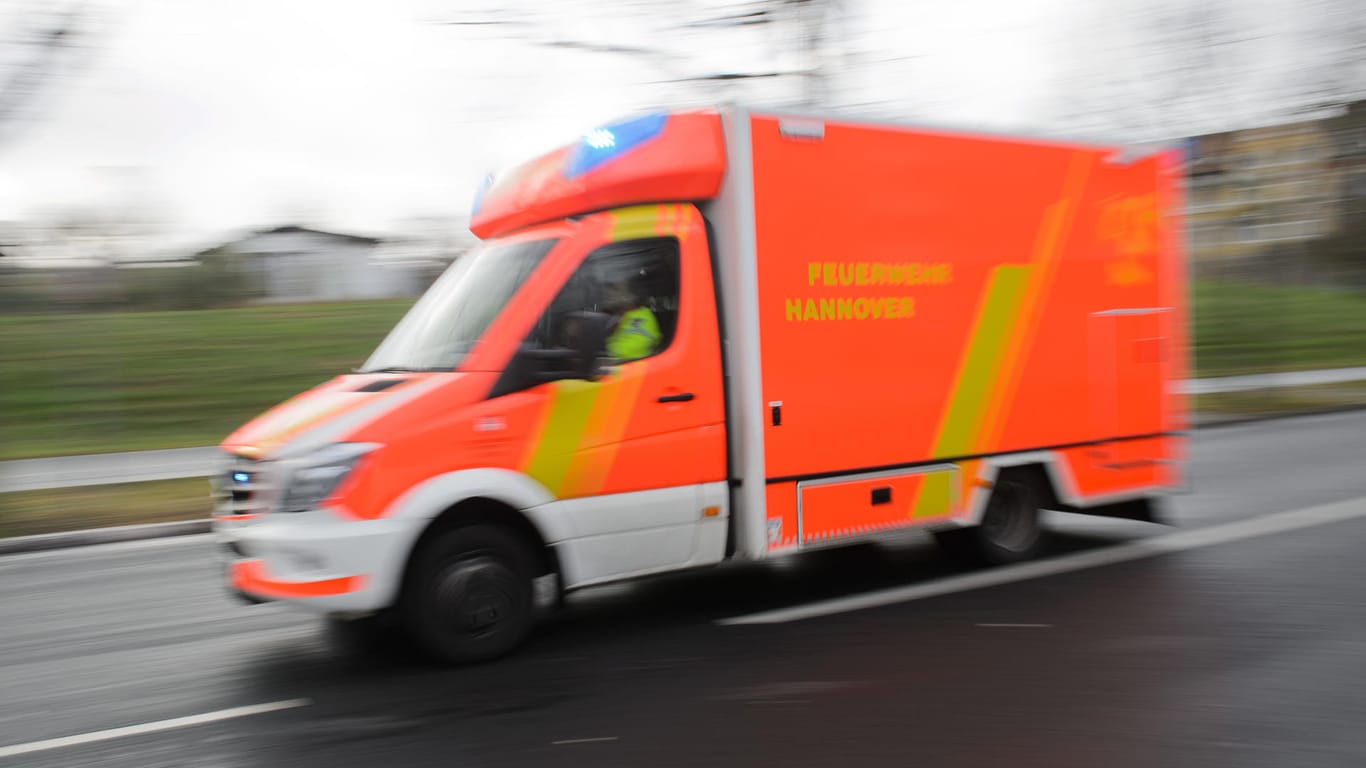 Ein Geisterfahrer hat auf der Autobahn 96 in Bayern einen Unfall mit drei Verletzten verursacht (Symbolbild).