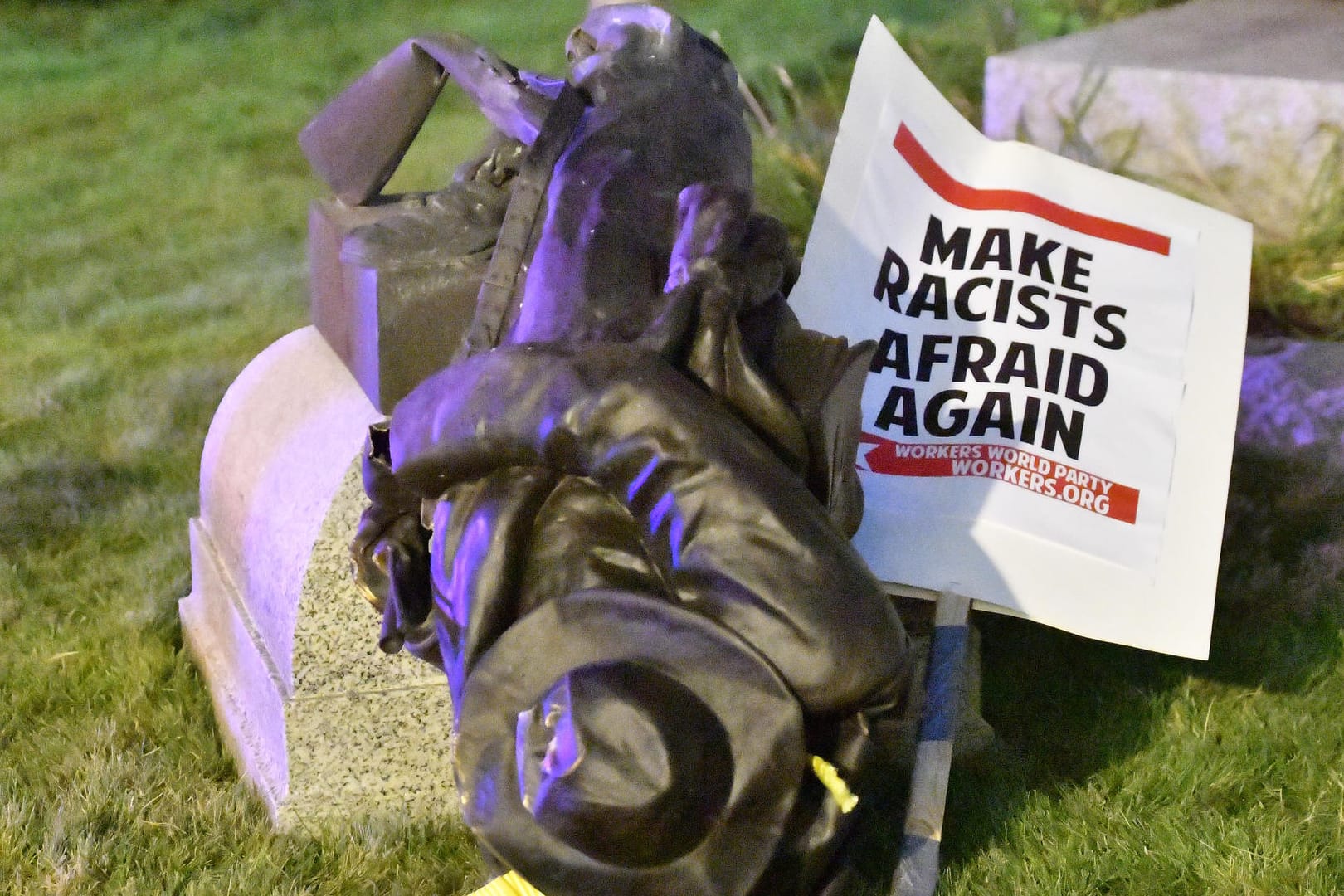 Die Statue vor dem Gerichtsgebäude Durhams (North Carolina) war von Demonstranten mit einem Seil vom Sockel geholt worden. Ihrer Ansicht nach steht das Denkmal für die Zeit in der Geschichte der USA, als Sklaverei noch legal und Rassismus die Norm war.