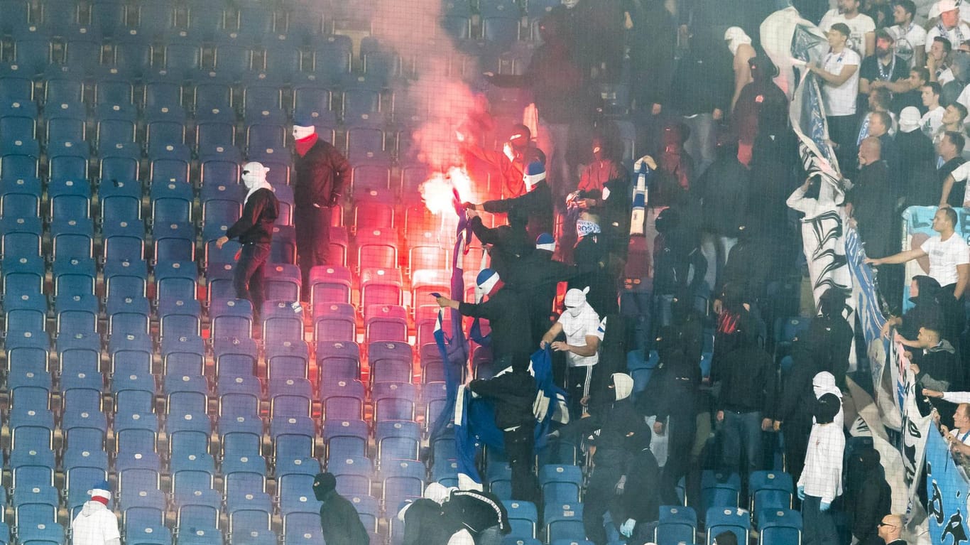 Vermummte Hansa-Anhänger verbrennen das Ostkurven-Banner von Hertha.