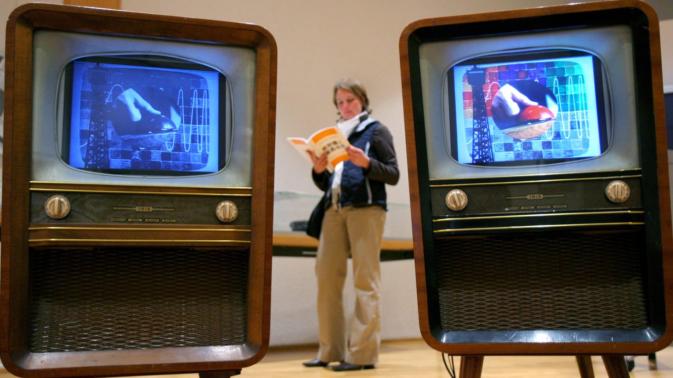 Zwei historische TV-Geräte in der Ausstellung "Unvergessliche Augenblicke. Die Inszenierung von Medienereignissen" in Frankfurt.