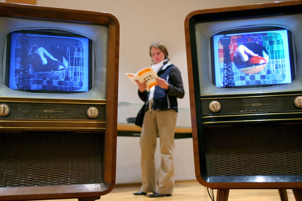 Zwei historische TV-Geräte in der Ausstellung "Unvergessliche Augenblicke. Die Inszenierung von Medienereignissen" in Frankfurt.