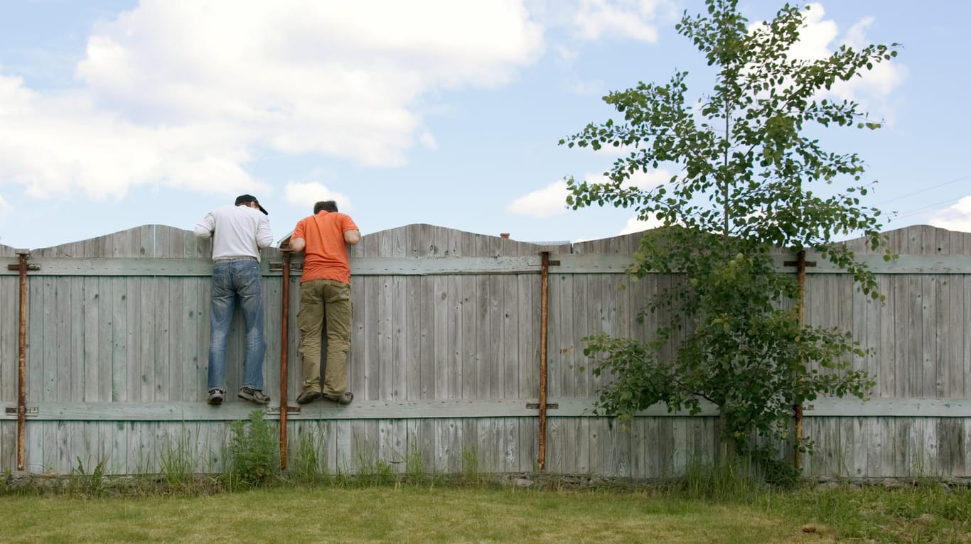 Darf ich mich vor neugierigen Blicken mit einem Zaun schützen?