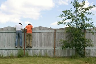 Darf ich mich vor neugierigen Blicken mit einem Zaun schützen?