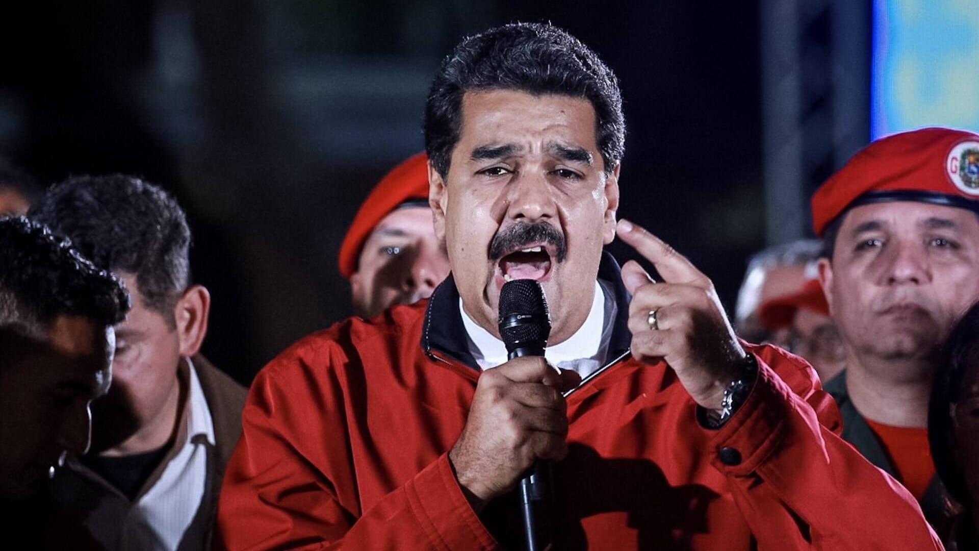 Venezuelas Präsident Nicolás Maduro reagiert auf Donald Trumps Aussage, militärische Optionen nicht auszuschließen. Venezuelas Präsident Nicolás Maduro reagiert auf Donald Trumps Aussage, militärische Optionen nicht auszuschließen.