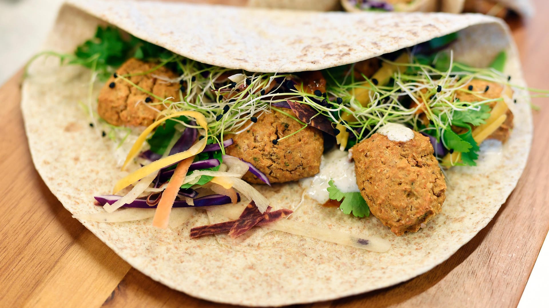 Insekten sollen Wraps und Burger mit Proteinen anreichern.