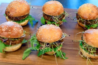 Burger und Meatballs mit Mehlwürmern – ein Gaumenschmaus? Diese zwei vom Start-up Essento entwickelten und hergestellten Produkte sind ab dem 21. August 2017 zunächst in wenigen ausgewählten Coop-Suprermaerkten erhältlich.