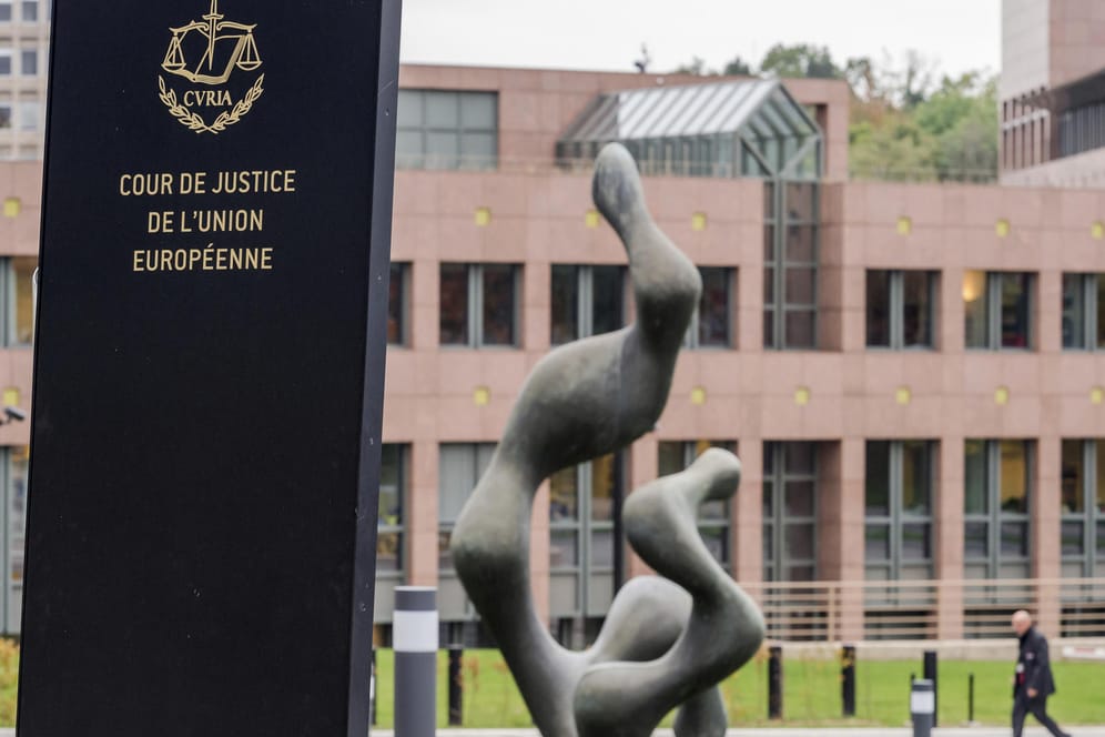Das Bundesverfassungsgericht schaltet nach mehreren Klagen gegen die milliardenschweren Staatsanleihenkäufe durch die EZB den Europäischen Gerichtshof ein.