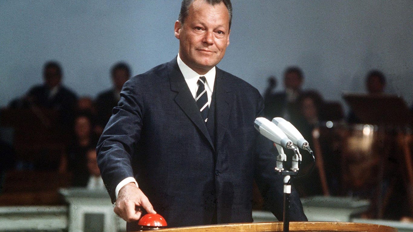 Zu spät: Als der damalige deutsche Vizekanzler Willy Brandt auf der Funkausstellung mit einem Knopfdruck das Farbfernsehen startet, ist das Bild schon bunt.