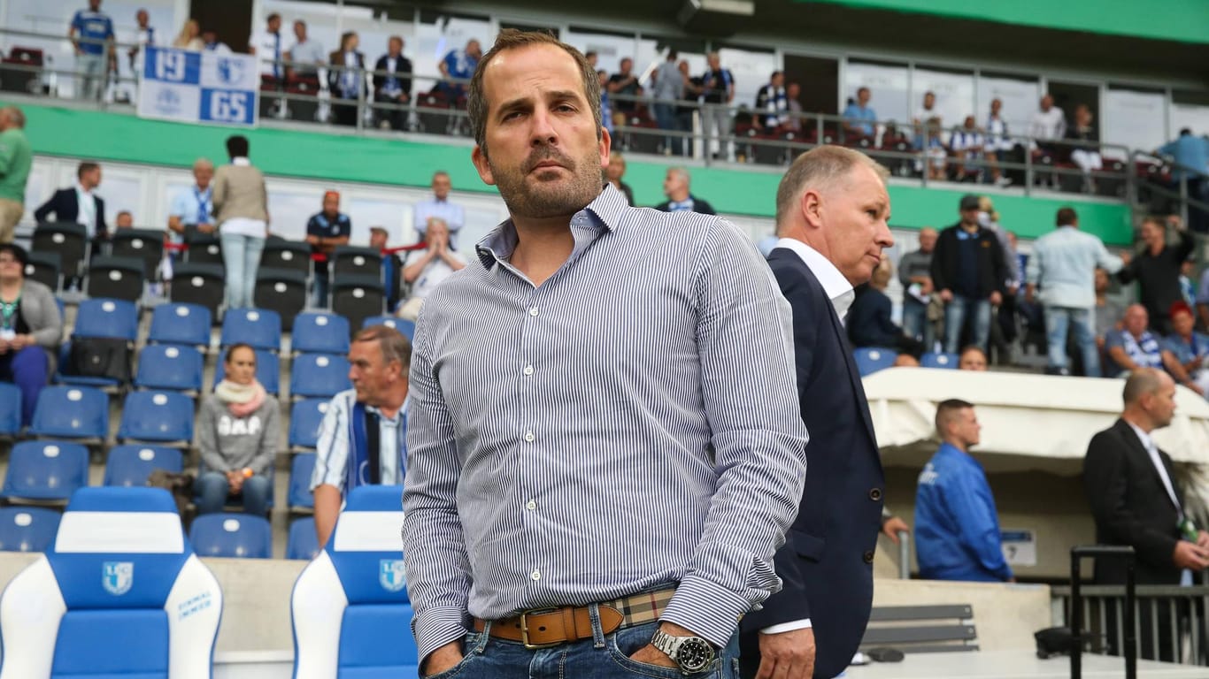Bringt Trainer Manuel Baum (Mitte) den FC Augsburg auf Kurs? Stefan Reuter (im Hintergrund) wird es genau beobachten
