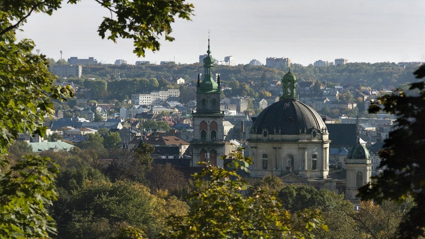 Blick über die Stadt auf die Dominikanerkirche des heiligen Eucharist.