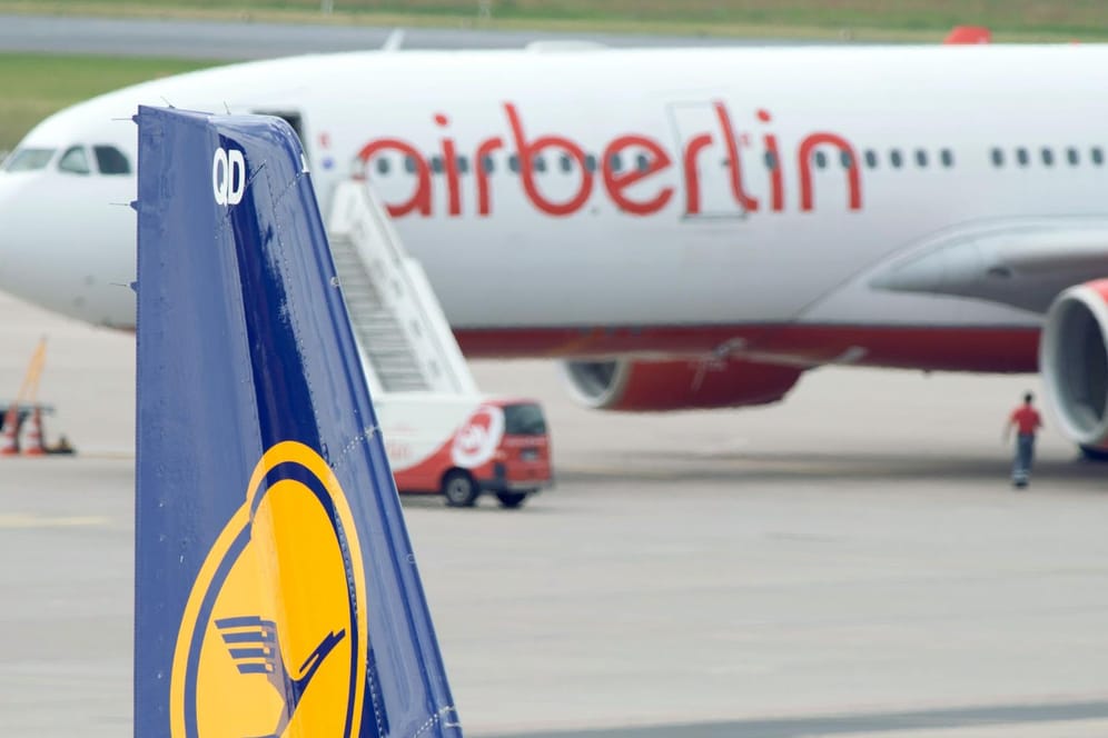 Die Fluggesellschaft Air Berlin hat Insolvenz angemeldet. Lufthansa hat Interesse, sie zu übernehmen.