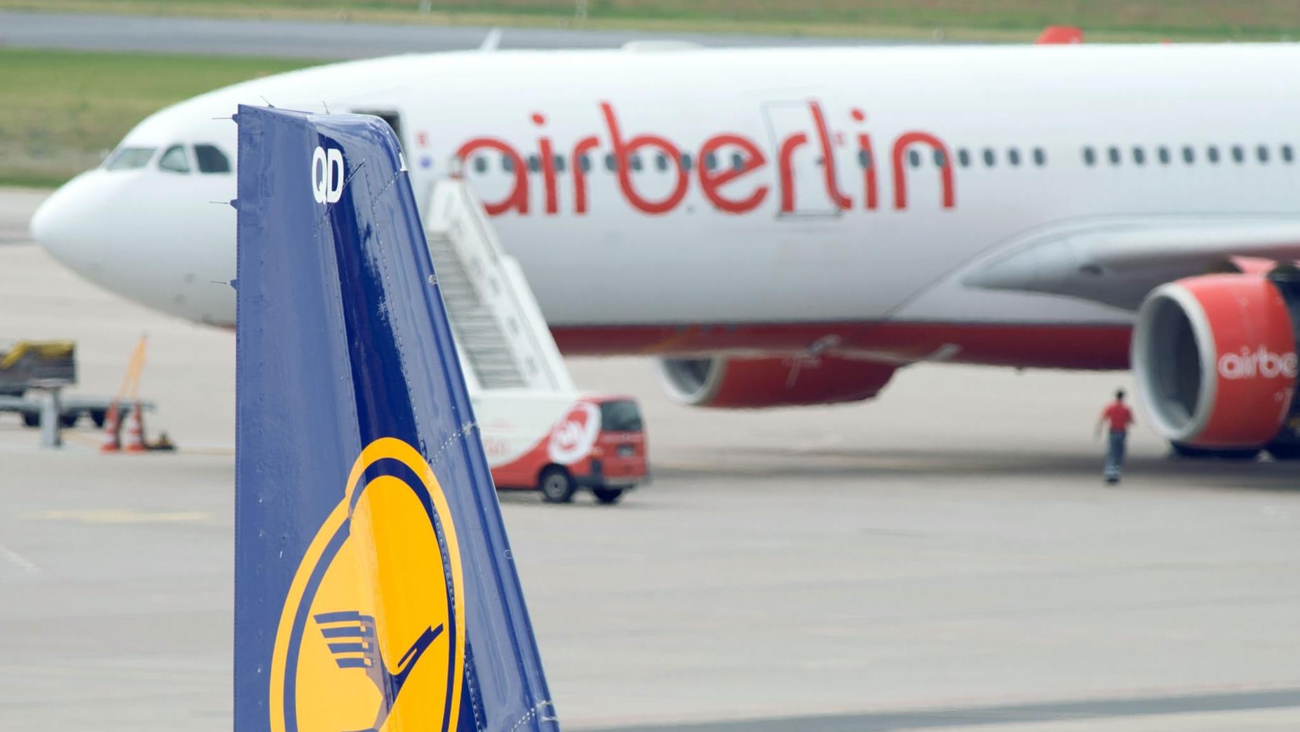 Die Fluggesellschaft Air Berlin hat Insolvenz angemeldet. Lufthansa hat Interesse, sie zu übernehmen.