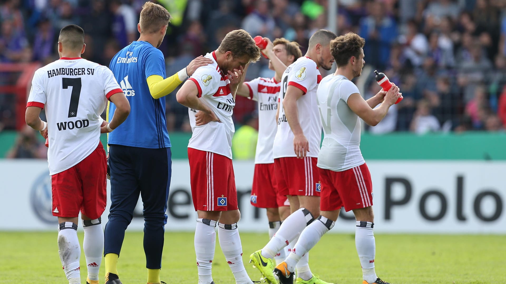 Am Boden zerstört: Die HSV-Spieler nach der Pokal-Blamage gegen Osnabrück.