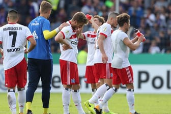 Am Boden zerstört: Die HSV-Spieler nach der Pokal-Blamage gegen Osnabrück.