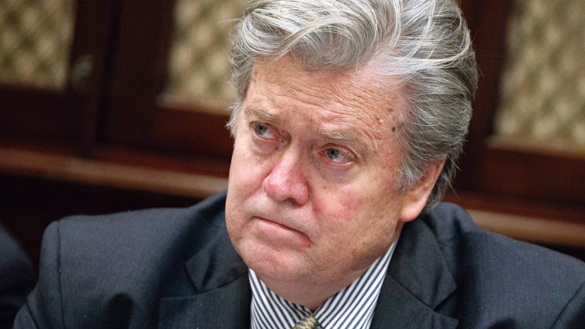 Steve Bannon gehörte zu den führenden Köpfen Amerikas, die zum Erstarken der antisemitischen und rassistischen Alt-Right-Bewegung beigetragen haben. Steve Bannon gehörte zu den führenden Köpfen Amerikas, die zum Erstarken der antisemitischen und rassistischen Alt-Right-Bewegung beigetragen haben.