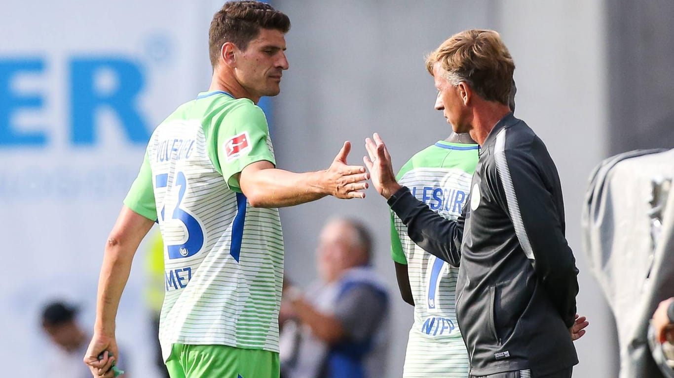 Mario Gomez (li.) und Wolfsburg-Trainer Andries Jonker. Zu oft waren die Wölfe in der letzten Spielzeit von Gomez-Toren abhängig.