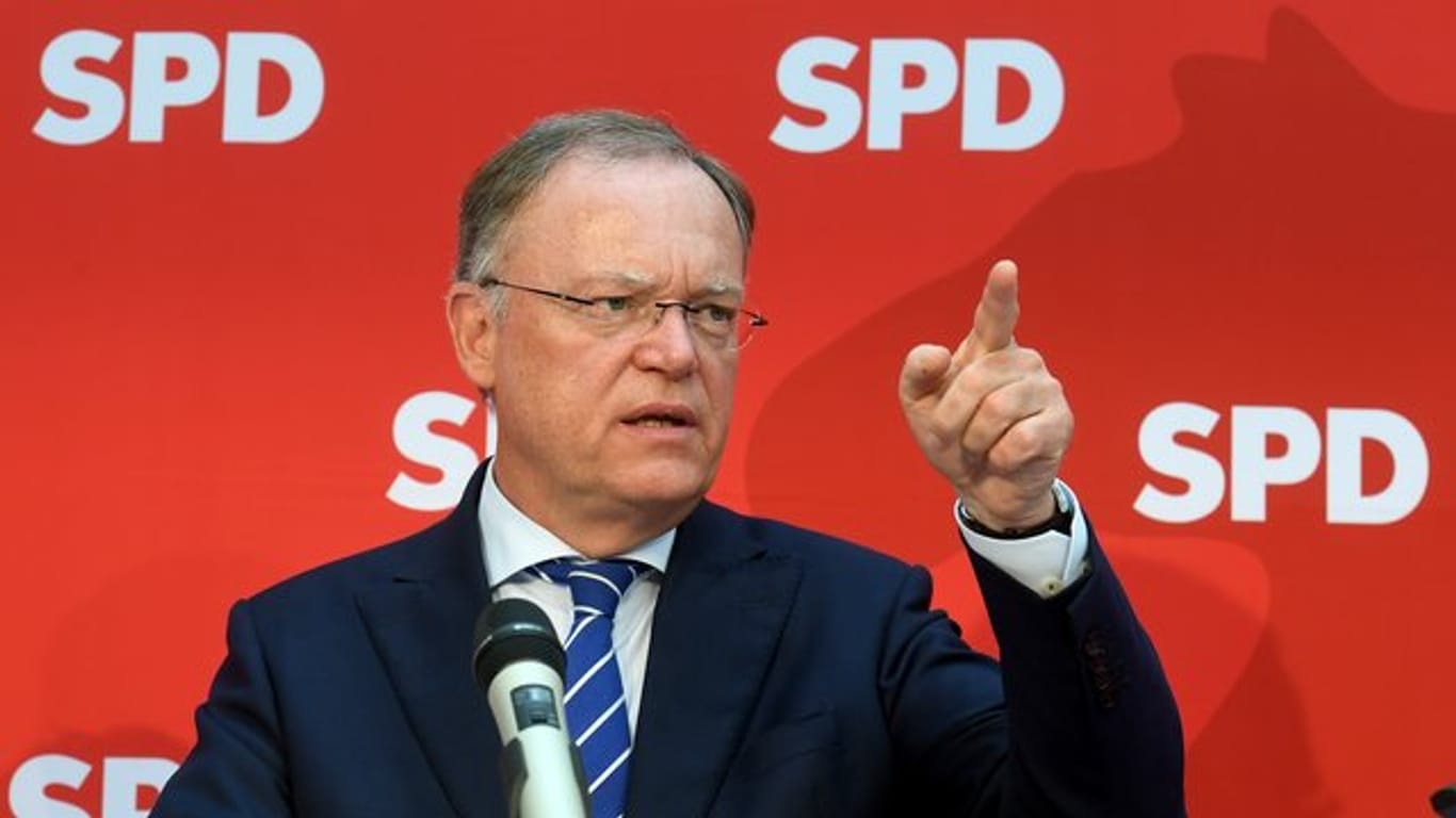 Niedersachsens Ministerpräsident Stephan Weil spricht in Hannover vor Medienvertretern.