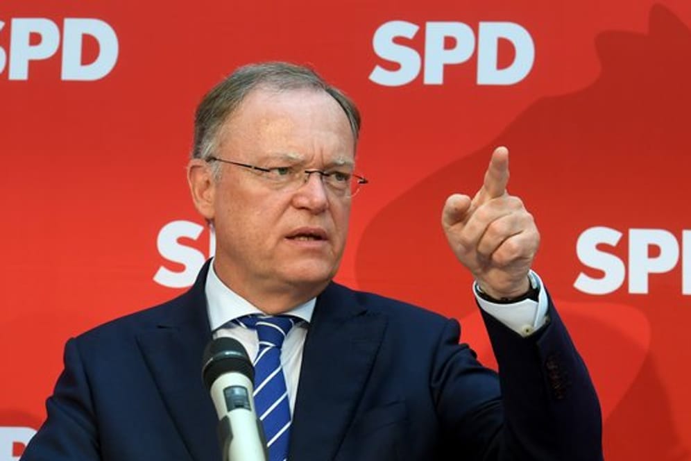 Niedersachsens Ministerpräsident Stephan Weil spricht in Hannover vor Medienvertretern.