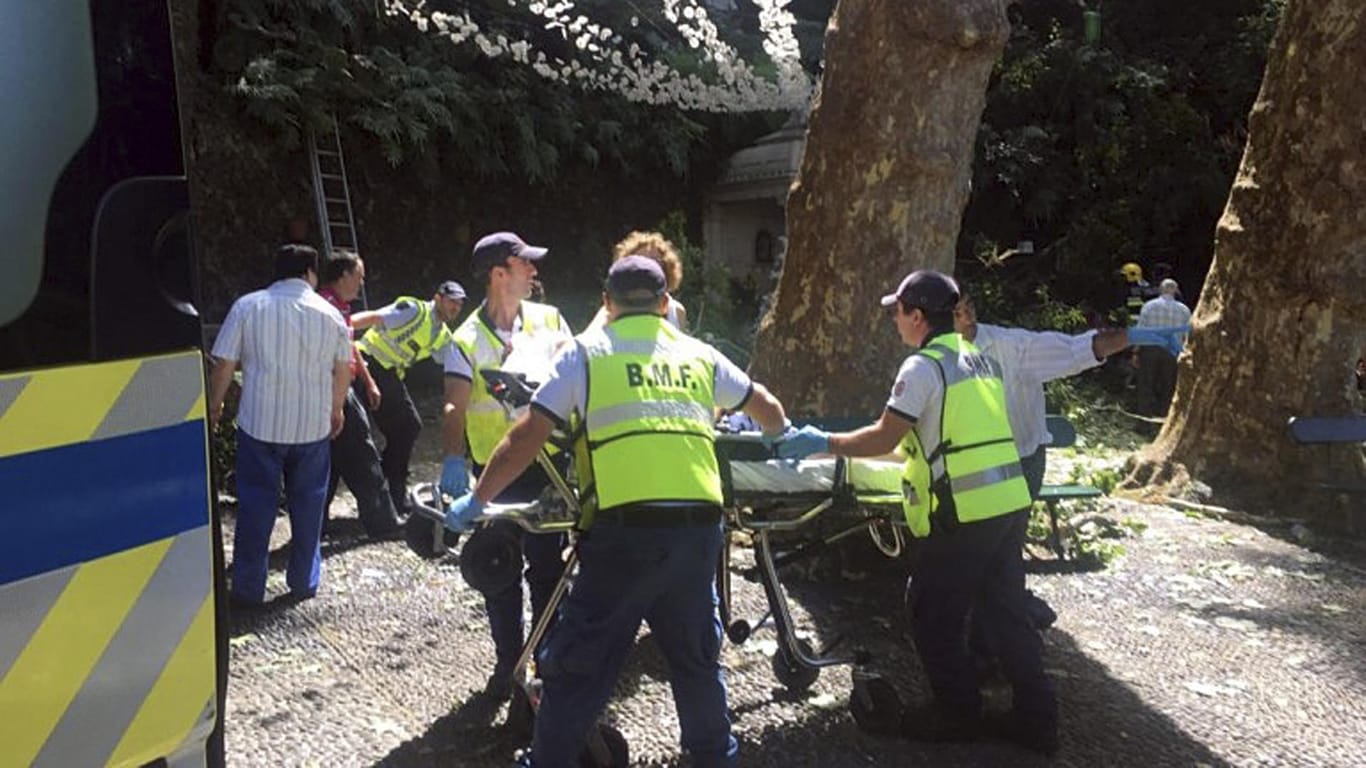 Rettungskräfte kümmern sich in der Hauptstadt von Madeira, Funchal, um Verletzte.