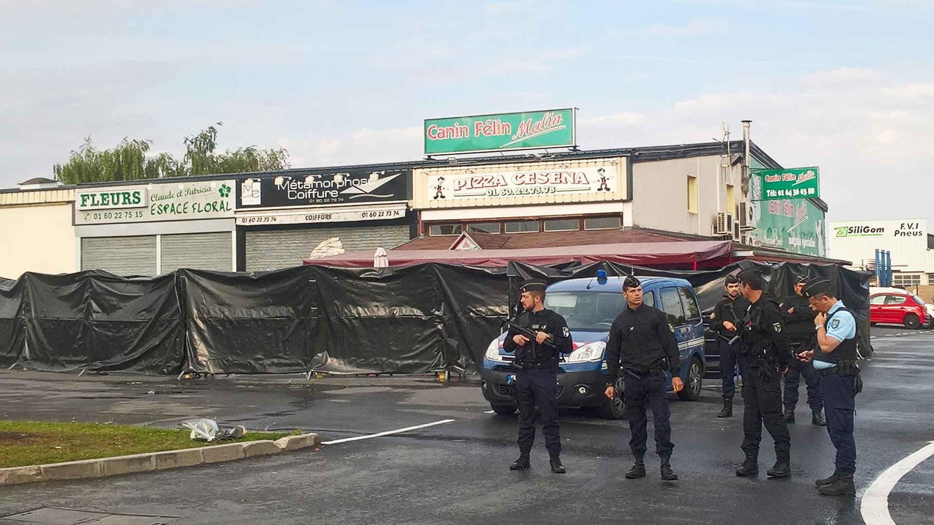 Auto rast in Pizzeria bei Paris