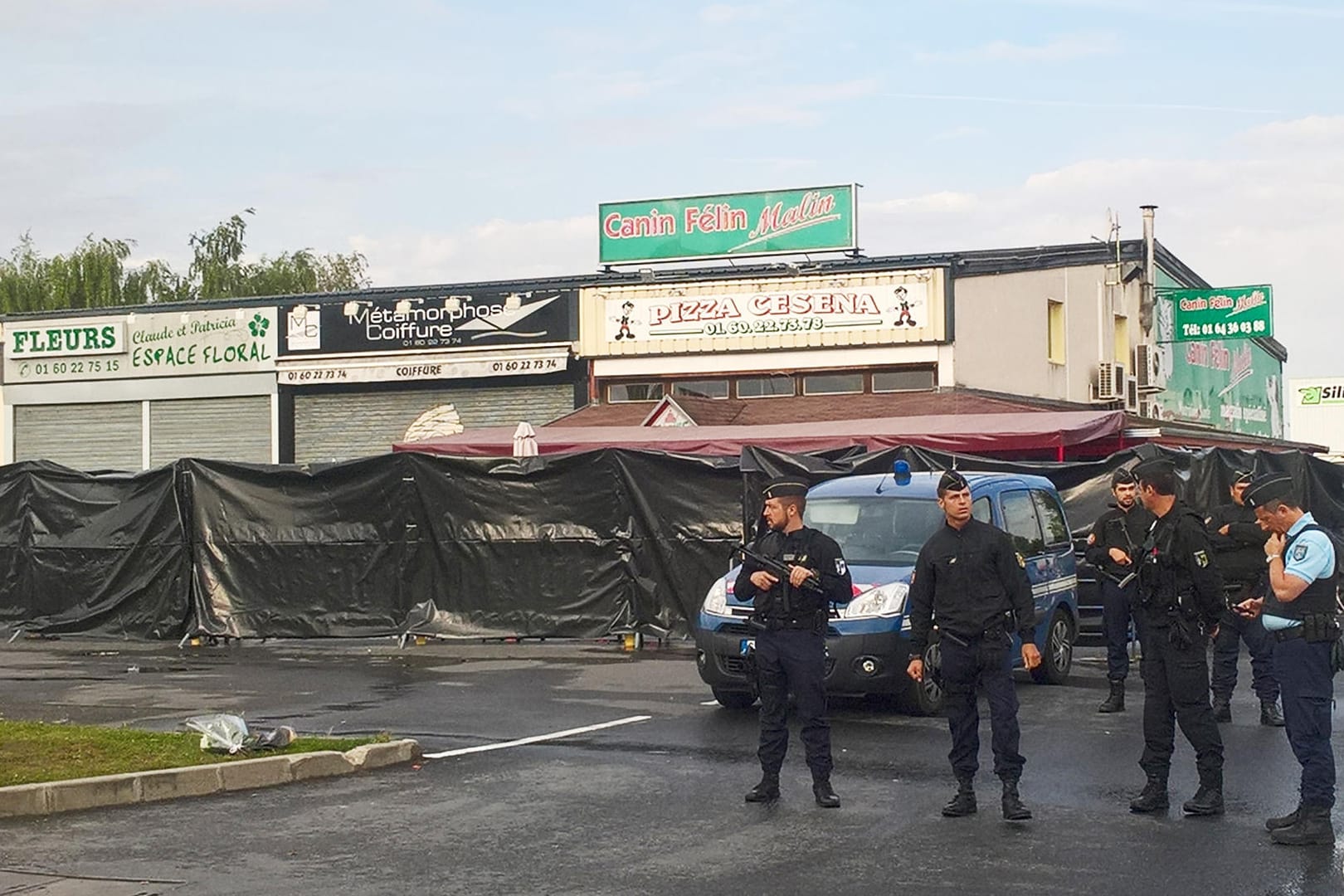 Auto rast in Pizzeria bei Paris