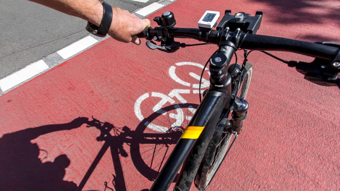 Innerstädtischer Fahrradweg besonders markierte Radwege Fahrradspuren Vorfahrt für Radfahrer am