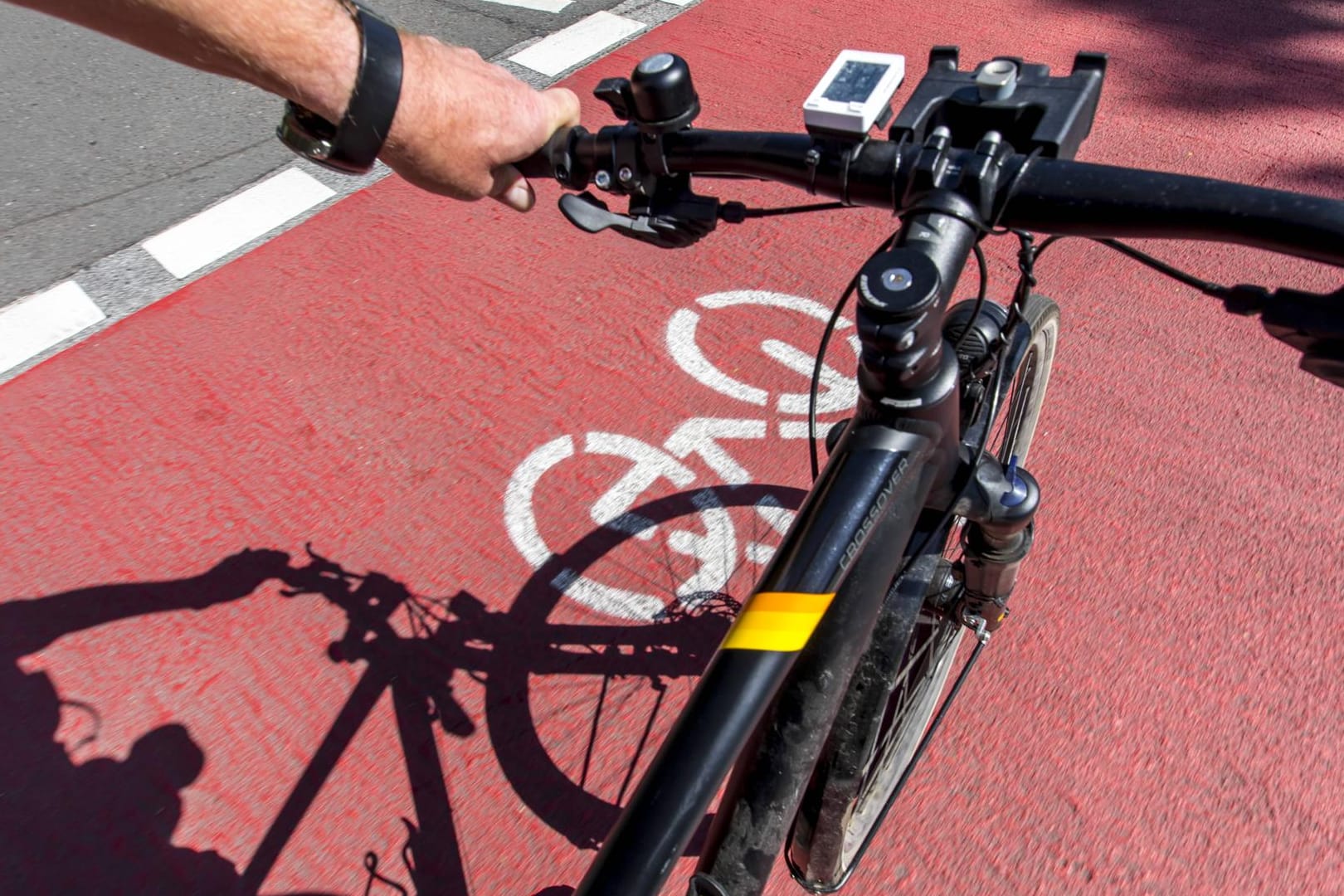 Innerstädtischer Fahrradweg besonders markierte Radwege Fahrradspuren Vorfahrt für Radfahrer am