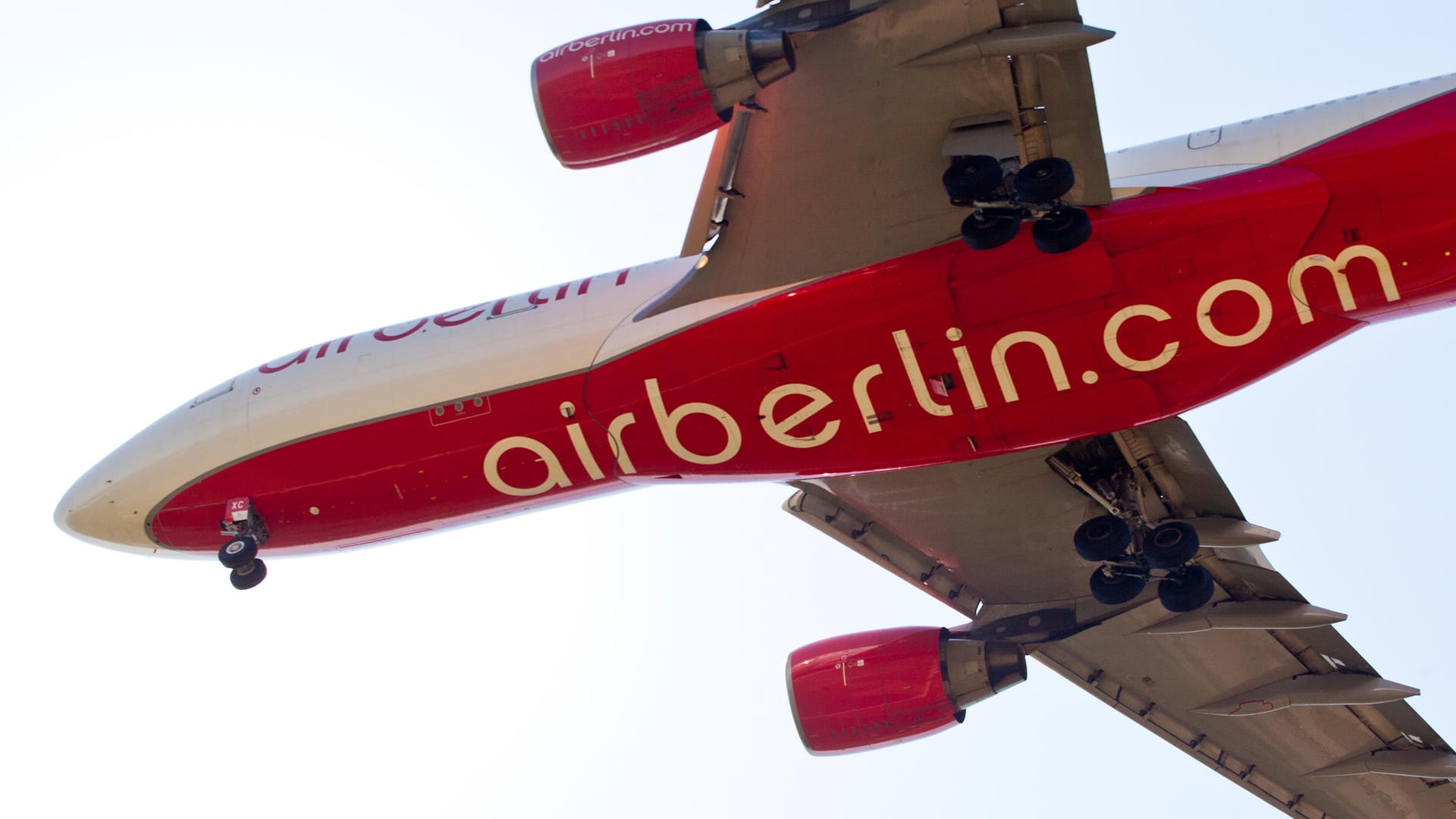 Ein Airbus von Air Berlin im Landeanflug auf Stuttgart.