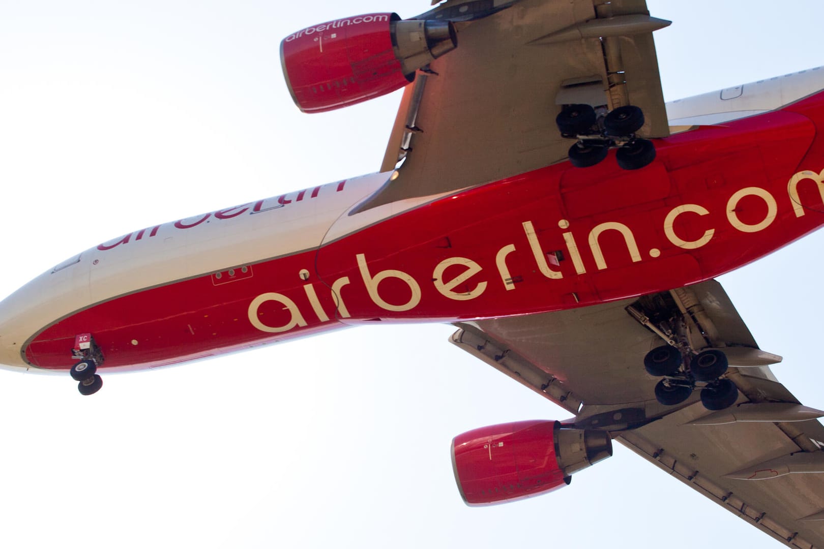 Ein Airbus von Air Berlin im Landeanflug auf Stuttgart.