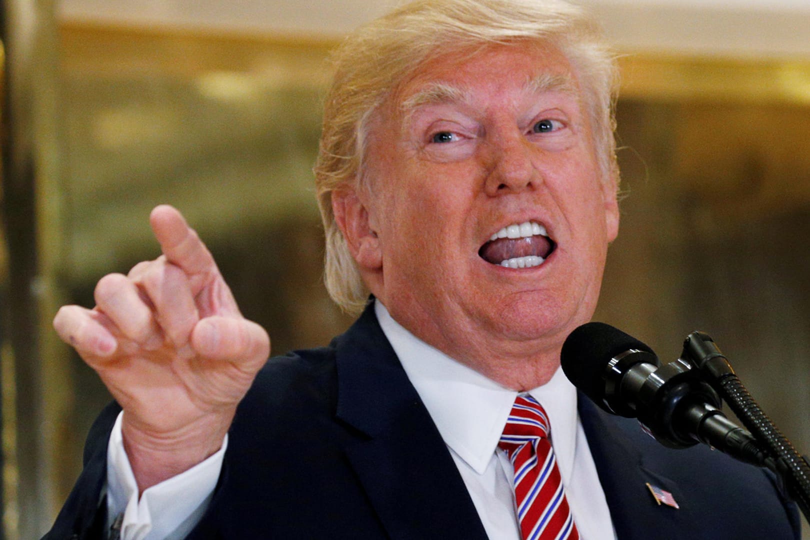Donald Trump spricht in der Lobby des Trump Towers in New York vor der Presse über die Gewalt in Charlottesville.