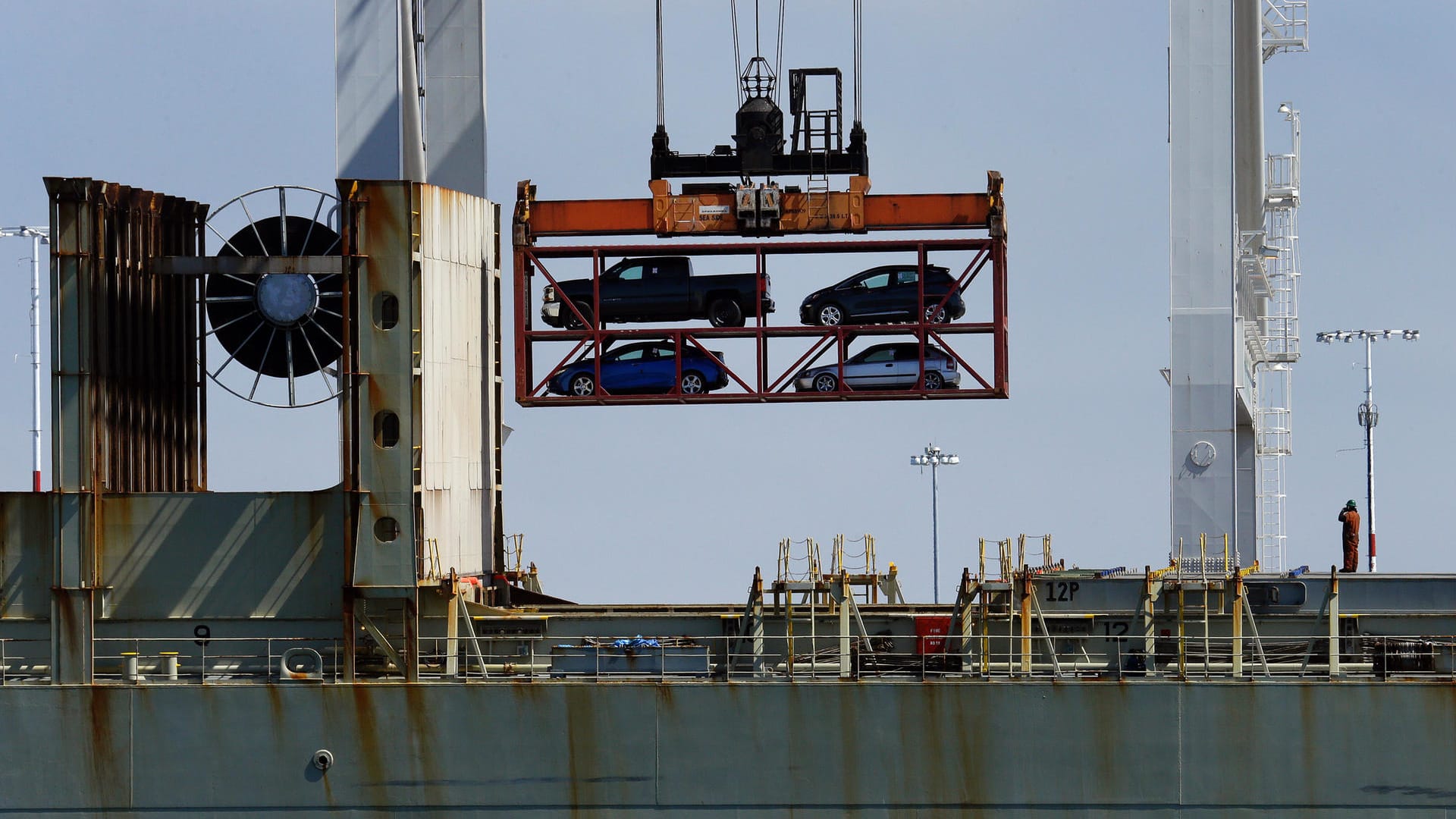 Vor allem die Automobilbranche macht von den niedrigen Löhnen in Mexiko Gebrauch. Mexiko exportiert drei mal so viele Wagen, als im Inland gekauft wird - am häufigsten in die USA. Vor allem die Automobilbranche macht von den niedrigen Löhnen in Mexiko Gebrauch. Mexiko exportiert drei mal so viele Wagen, als im Inland gekauft wird - am häufigsten in die USA.