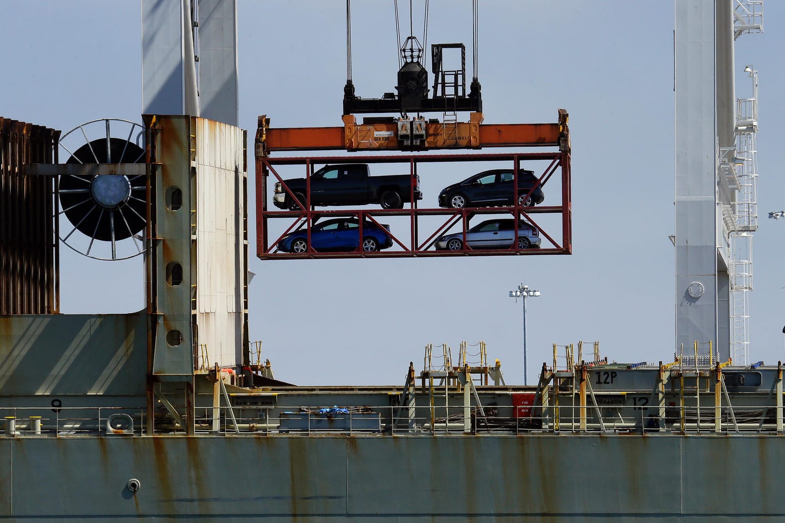 Vor allem die Automobilbranche macht von den niedrigen Löhnen in Mexiko Gebrauch. Mexiko exportiert drei mal so viele Wagen, als im Inland gekauft wird - am häufigsten in die USA.