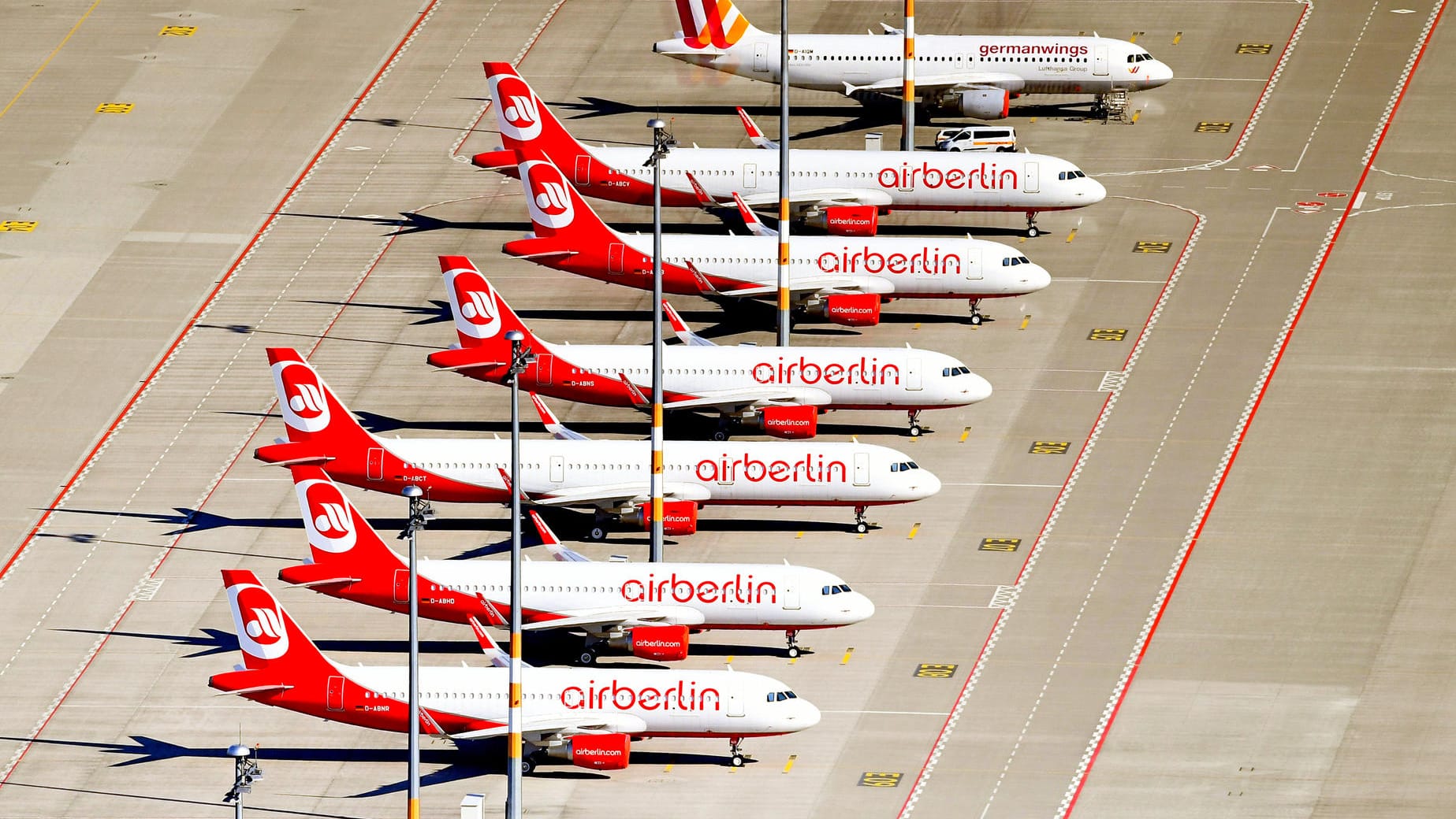 Flugzeuge von Air Berlin stehen auf dem Vorfeld des Hauptstadtflughafens BER. Flugzeuge von Air Berlin stehen auf dem Vorfeld des Hauptstadtflughafens BER.