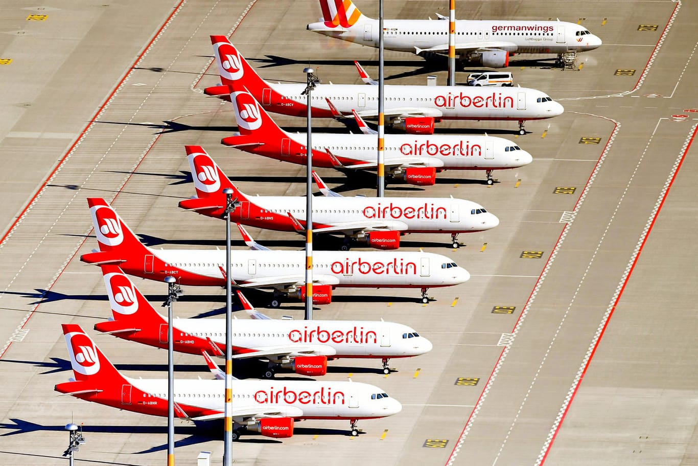 Flugzeuge von Air Berlin stehen auf dem Vorfeld des Hauptstadtflughafens BER.