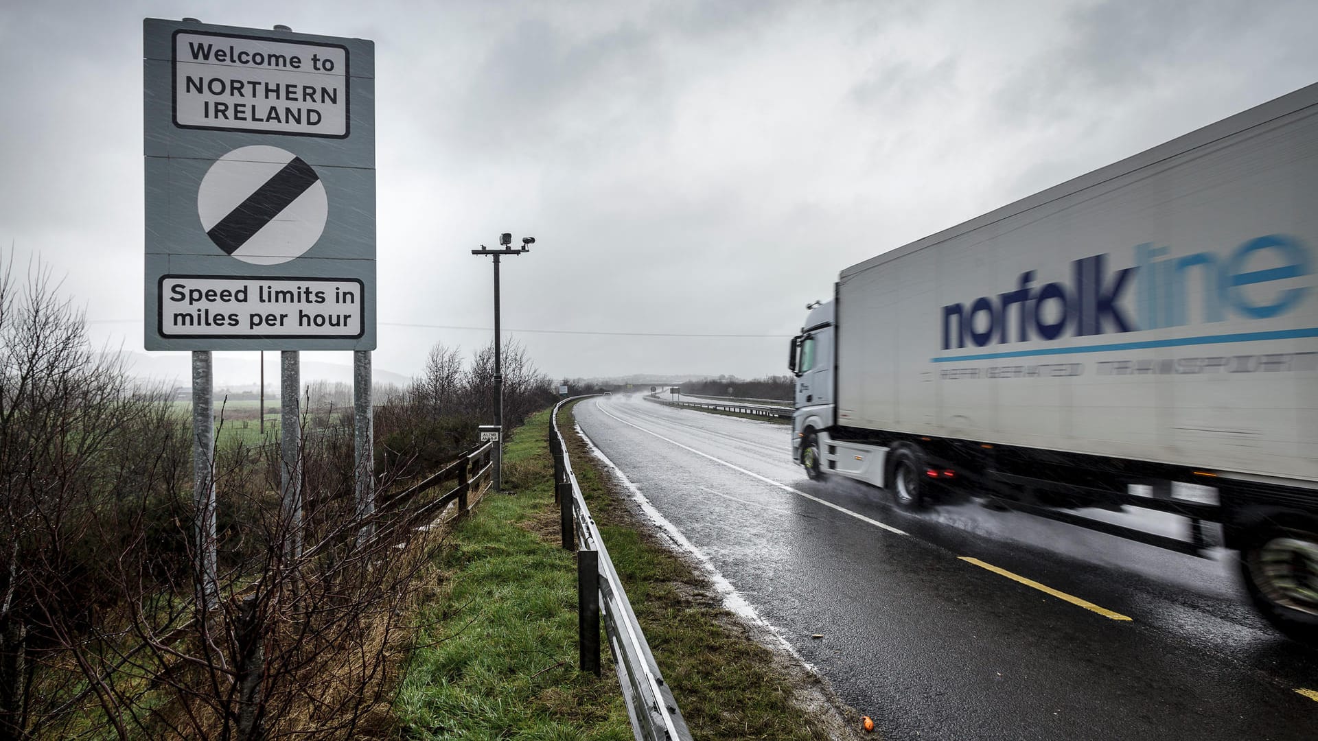 Rund 30.000 Menschen passieren jeden Tag die zwischen Irland und Nordirland ohne Zoll- oder Einreisekontrollen. Großbritannien wünscht sich, dass das weiterhin so bleibt. Rund 30.000 Menschen passieren jeden Tag die zwischen Irland und Nordirland ohne Zoll- oder Einreisekontrollen. Großbritannien wünscht sich, dass das weiterhin so bleibt.