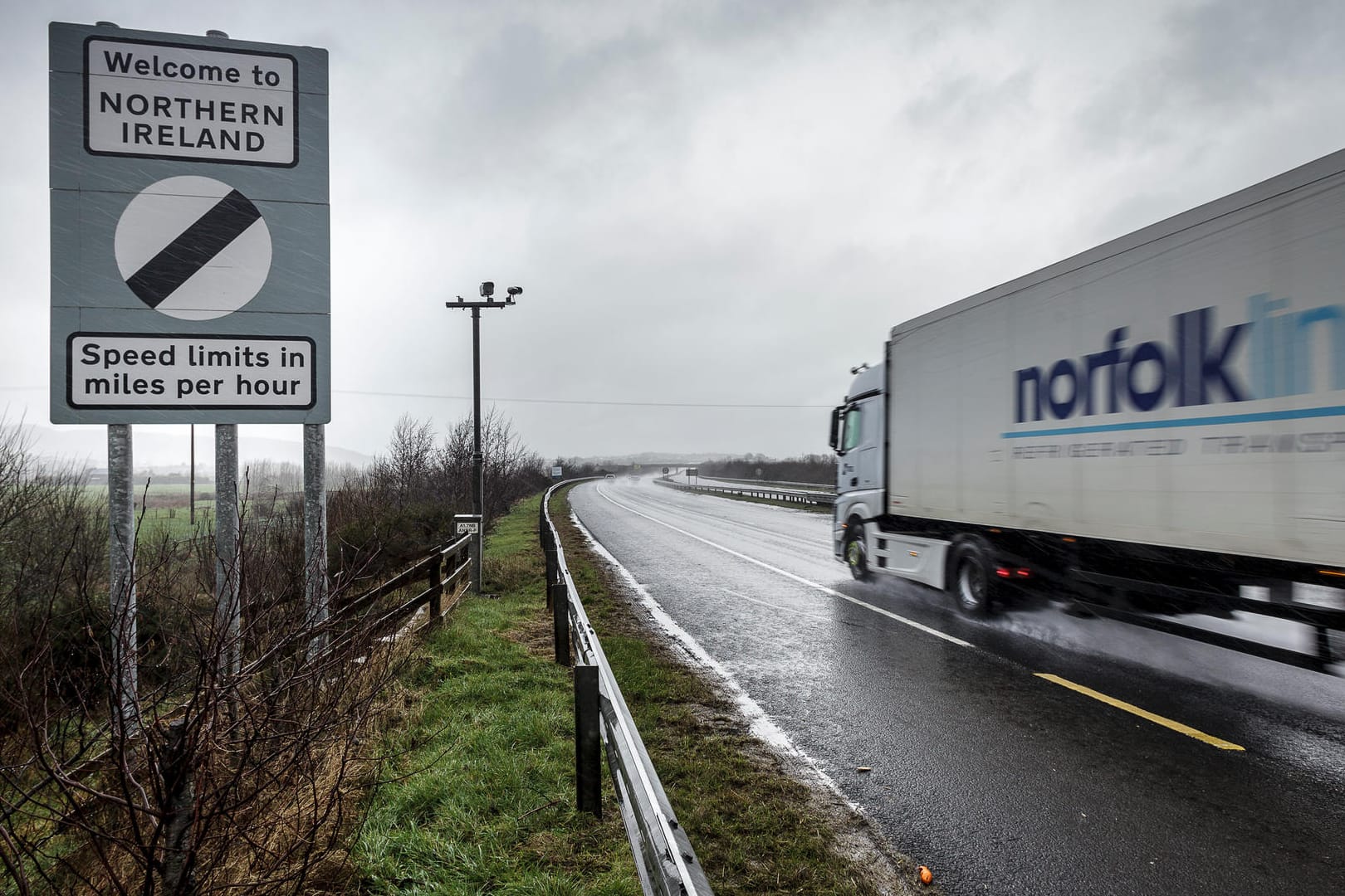 Rund 30.000 Menschen passieren jeden Tag die zwischen Irland und Nordirland ohne Zoll- oder Einreisekontrollen. Großbritannien wünscht sich, dass das weiterhin so bleibt.